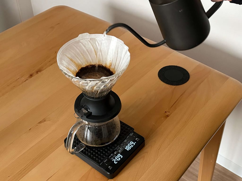 46メソッドの2投目、細口ケトルでお湯を注いでコーヒー粉を蒸らす様子