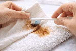 歯ブラシを使って汚れを叩き出している手元のアップ写真。